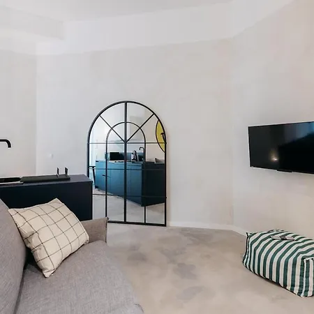Daire Trendy Retreat In *